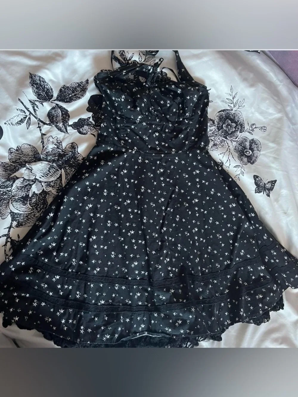 Hot Topic midi dress covered in an all-over star print - Picture 2 of 8